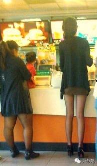 农村姑娘穿丝袜下河