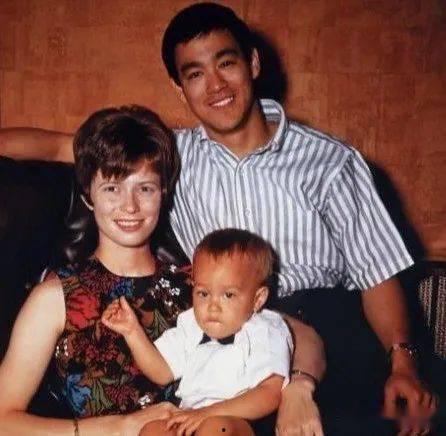 琳达后老公相片,魅力四射的神秘男士